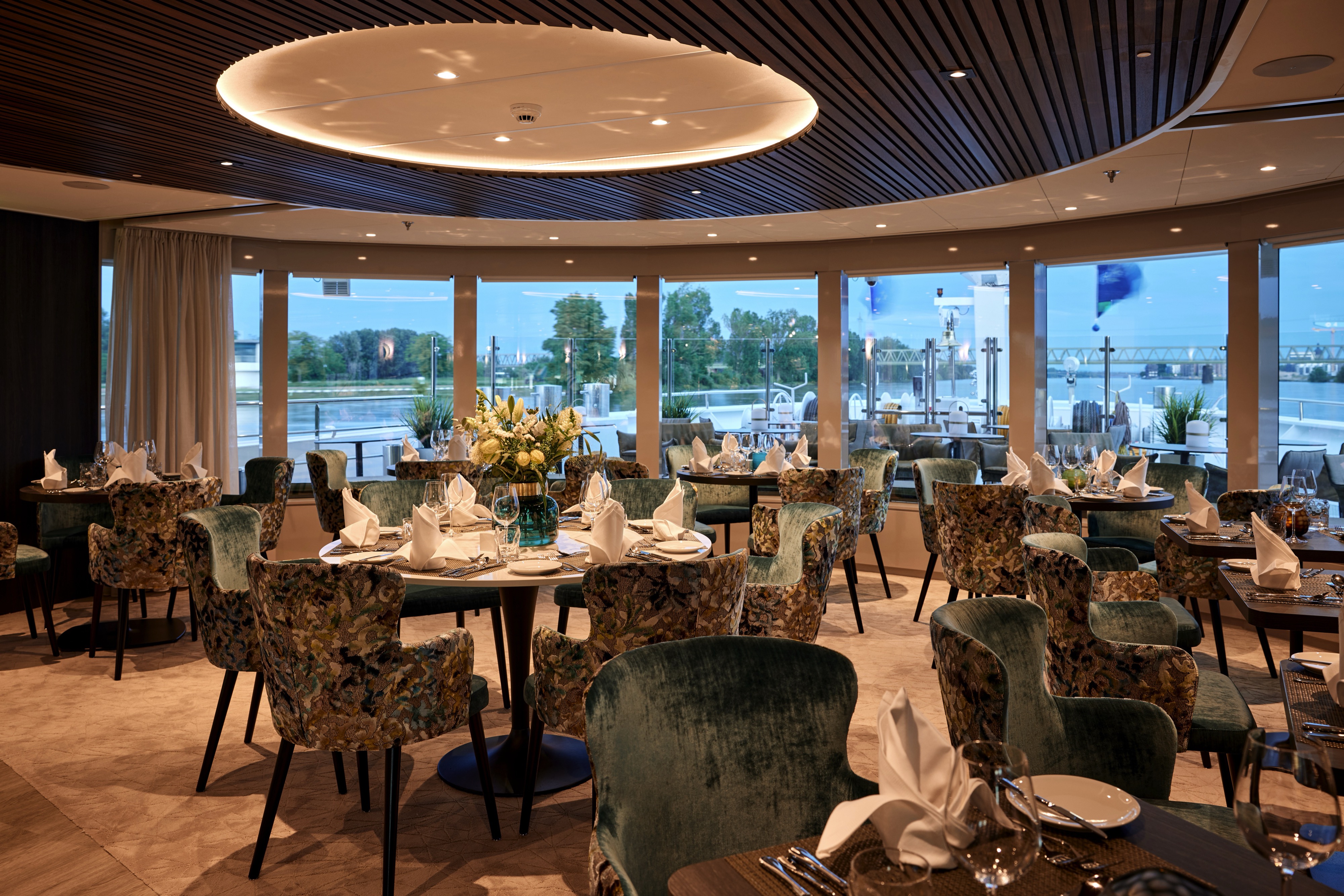 AMADEUS Riva Panorama Bar & Lounge 1 ©Lueftner Cruises Amadeus.jpg